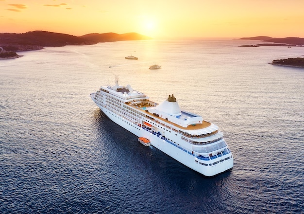 Kroatië Luchtfoto op het cruiseschip tijdens zonsondergang Avontuur en reizen Landschap met cruiseschip op de Adriatische zee Luxe cruise Reisbeeld