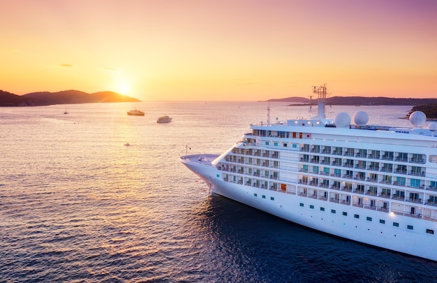 Foto kroatië luchtfoto op het cruiseschip tijdens zonsondergang avontuur en reizen landschap met cruiseschip op de adriatische zee luxe cruise reisbeeld