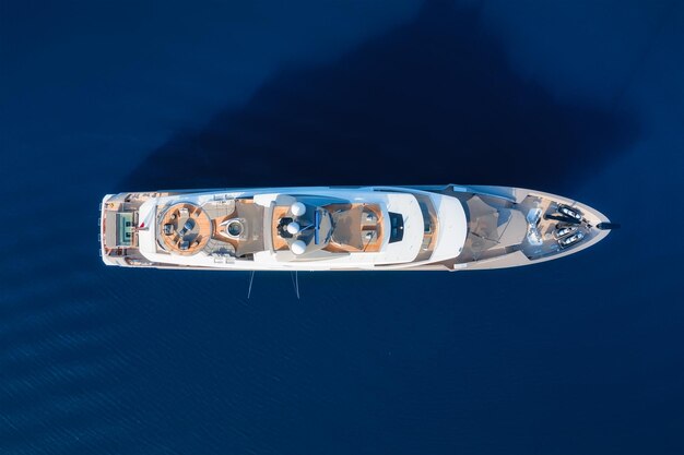 Kroatië Luchtfoto op het cruiseschip vanaf drone Avontuur en reizen Landschap met cruiseschip op de Adriatische zee Luxe cruise Reisbeeld