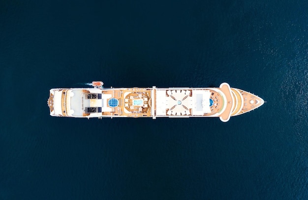 Kroatië Luchtfoto op het cruiseschip vanaf drone Avontuur en reizen Landschap met cruiseschip op de Adriatische zee Luxe cruise Reisbeeld