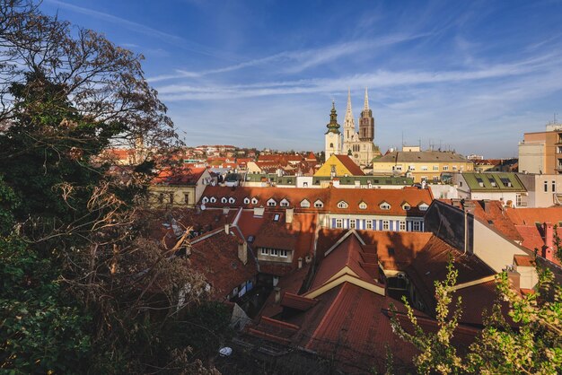 Foto kroatië zagreb 28 maart 2019 de kathedraal van zagreb is een rooms-katholieke instelling het hoogste gebouw in kroatië gotische basiliek en oude stad tegeldaken van historische gebouwen hoog zicht