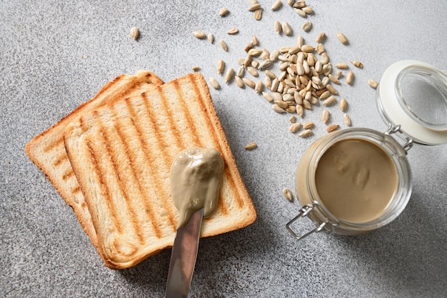 Krokant brood met huisgemaakte zonnebloempittenboter