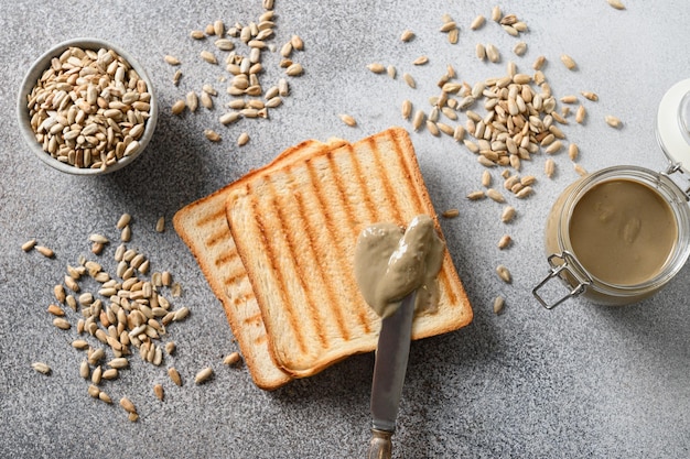 Krokant brood met huisgemaakte zonnebloempittenboter