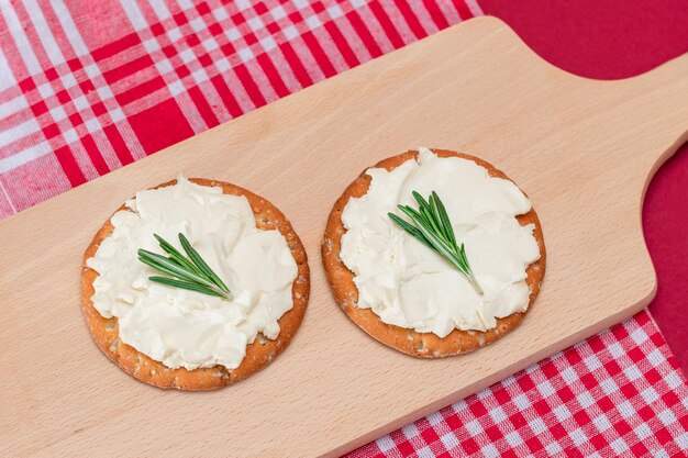 Krokant broodje cracker met roomkaas en rozemarijn