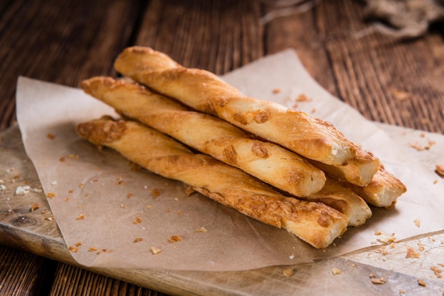 Krokant Gebak Sticks op houten achtergrond