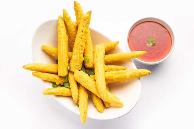 Krokant gebakken baby corn pakoda pakora of Baby corn beignets geserveerd met ketchup Indiaas eten