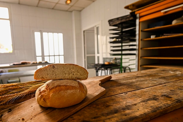 Foto krokant gebakken brood op een houten bord