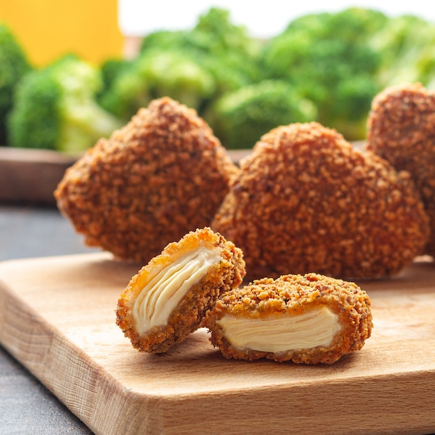 Foto krokant gebakken eten met kip, kaas en ham nuggets salade om te begeleiden