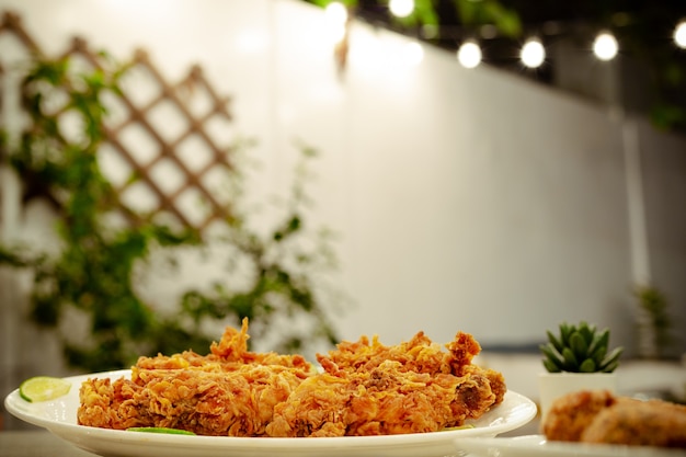 Krokant gebakken kip tenders op tafel