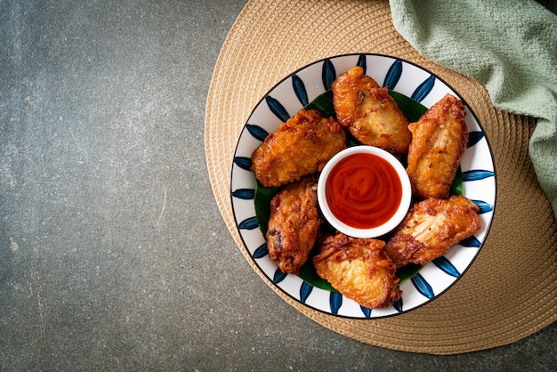 Krokant gebakken kippenvleugels met vissaus