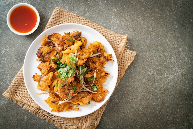 Krokant gebakken mosselpannenkoek met ei - thaise streetfoodstijl