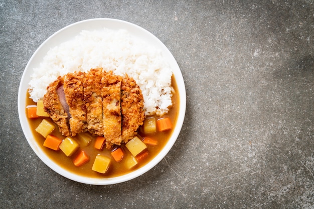 Krokant gebakken varkenskotelet met curry en rijst