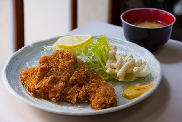 krokant gebakken varkensvlees serveren met salade