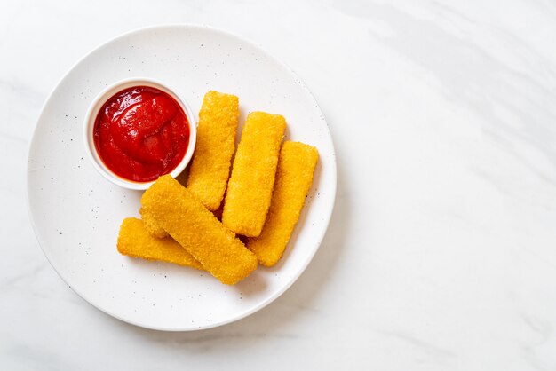 krokant gebakken vissticks met paneermeel geserveerd op plaat