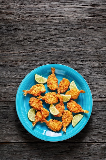 Krokant gebakken vlindergarnalen op een blauw bord