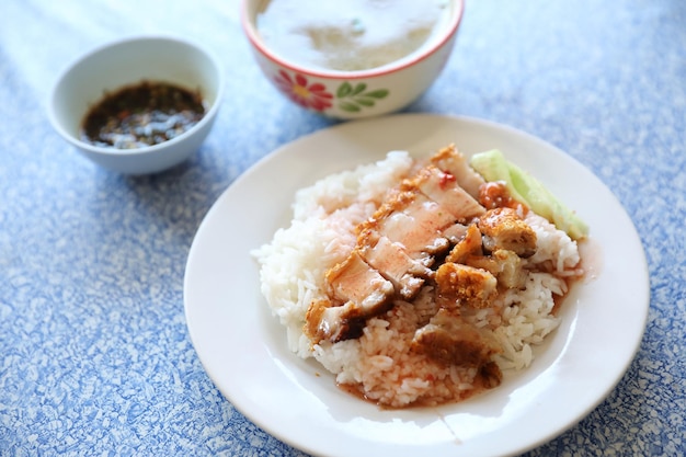 Krokant gebraden varkensvlees met rijst, Thais eten