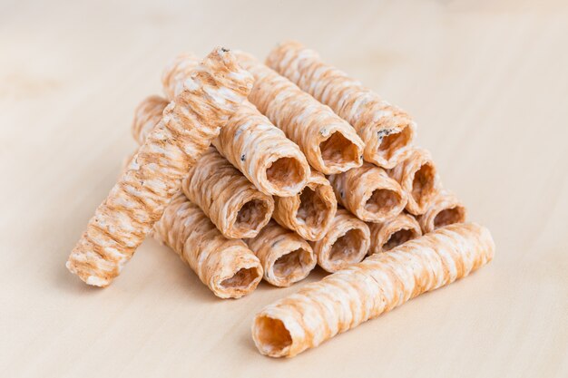 Foto krokant gerolde wafelsticks