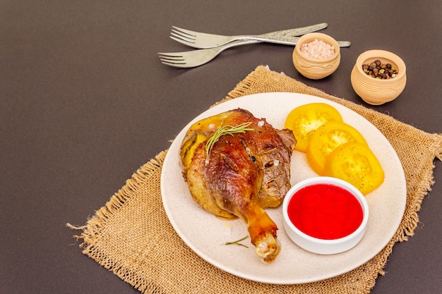 Krokant geroosterd eendenbout. Traditioneel Frans eten confit voorbereiding