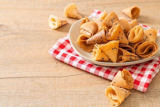 Krokant kokosbroodje in een wit bord