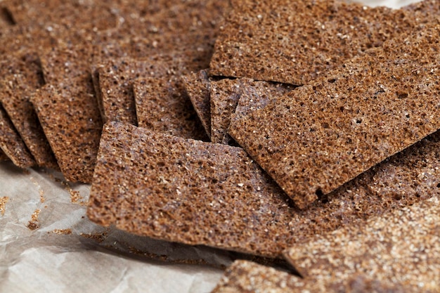 Krokant roggebrood, gezonde voeding gemaakt van roggemeel, dun en krokant brood