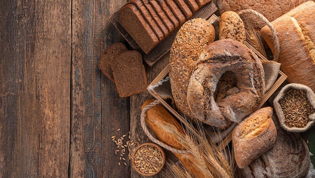 Krokant, vers brood van verschillende soorten op een houten ondergrond. Bovenaanzicht, kopieer ruimte.