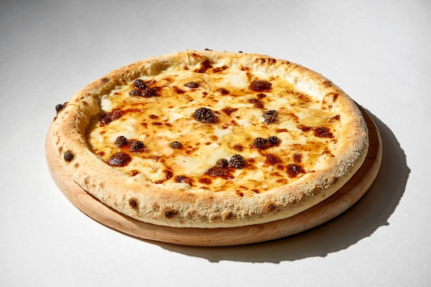 Krokante 4cheese pizza met honing en kegeljam op een grijze ondergrond