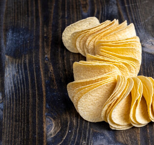 Krokante aardappelchips gebakken met kruiden