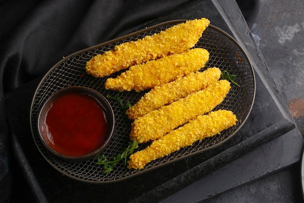 krokante chicken fingers in een mandje met een side dip