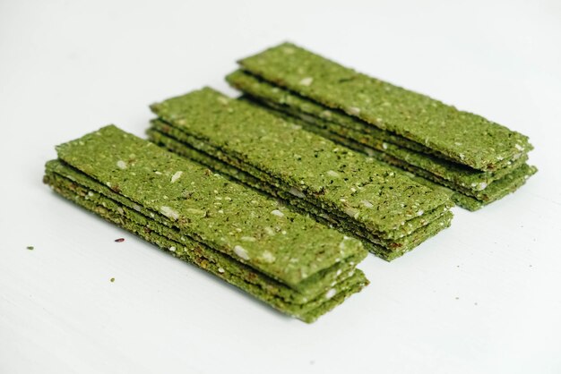 Krokante chips met kelp en spirulina op een witte achtergrond