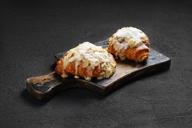 Krokante croissant met karamel op houten serveerplank