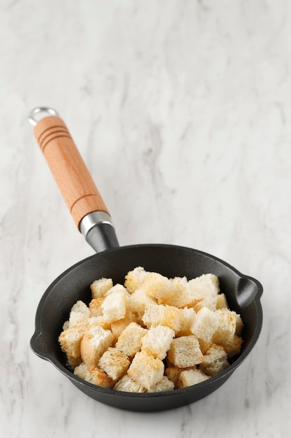 Krokante croutons op witte tafel