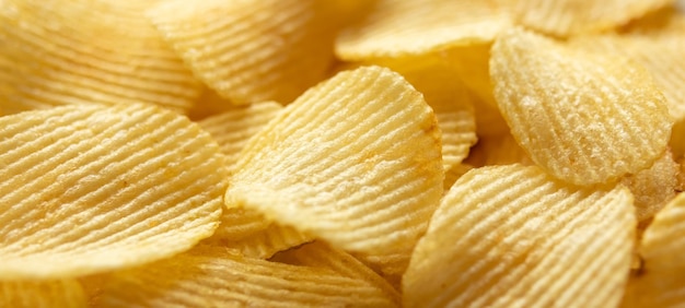 Krokante gouden chips snack textuur achtergrond