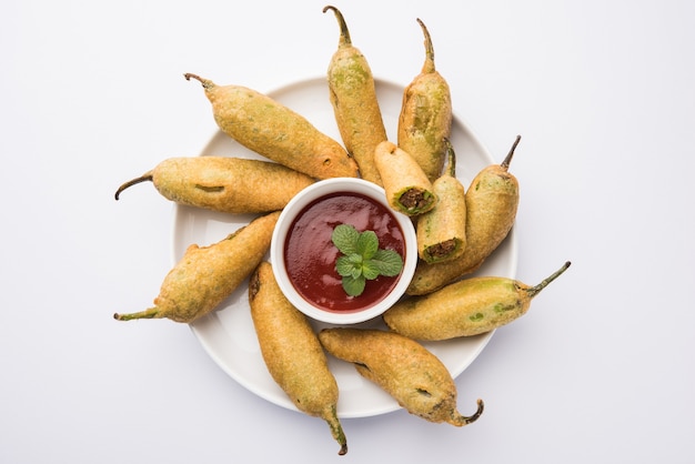 Krokante Groene Chilli Pakora of Mirchi Bajji, geserveerd met tomatenketchup. Het is een populaire theetijdsnack uit India, vooral in Monsoon. Selectieve focus