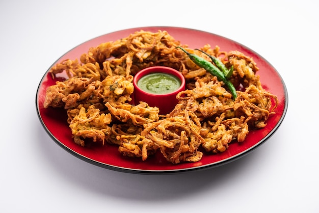 Krokante Kanda bhaji of Bhajji of Pyaj Pakode of gebakken ui pakora, heerlijk straatvoedsel uit India