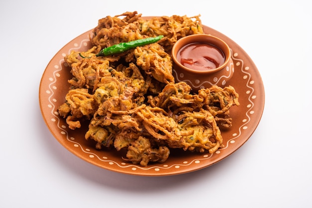 Krokante Kanda bhaji of Bhajji of Pyaj Pakode of gebakken ui pakora, heerlijk straatvoedsel uit India