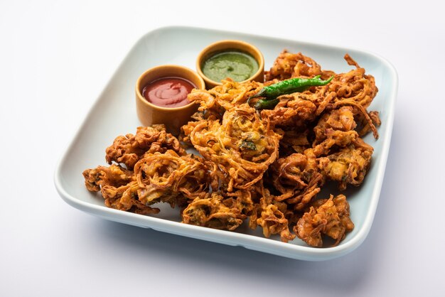 Krokante Kanda bhaji of Bhajji of Pyaj Pakode of gebakken ui pakora, heerlijk straatvoedsel uit India