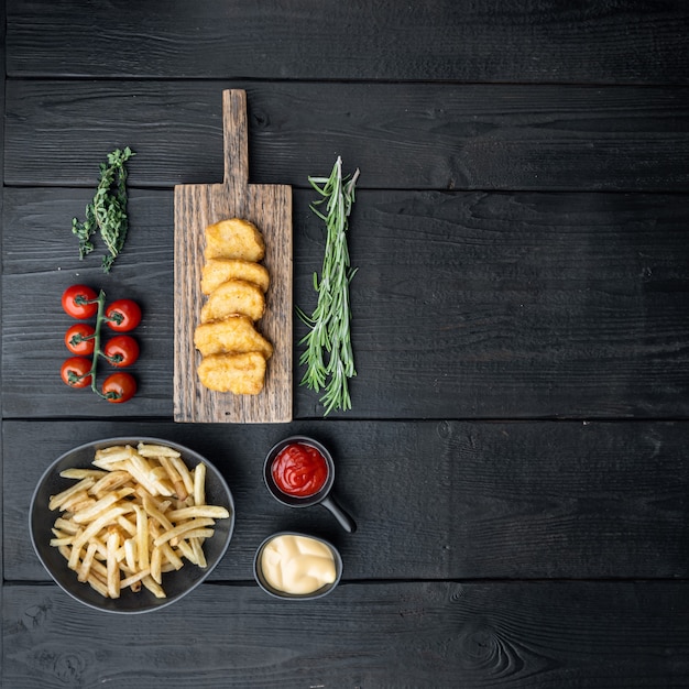 Krokante kipnuggets vlees op zwarte houten tafel