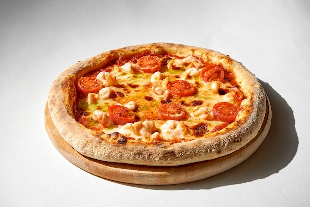 Krokante pizza met kip en tomaat op een grijze achtergrond
