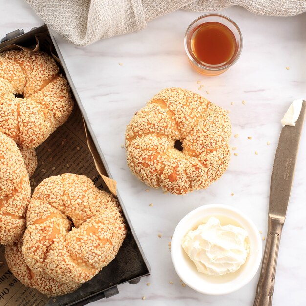 Krokante Turkse traditionele bagel Simit met sesam