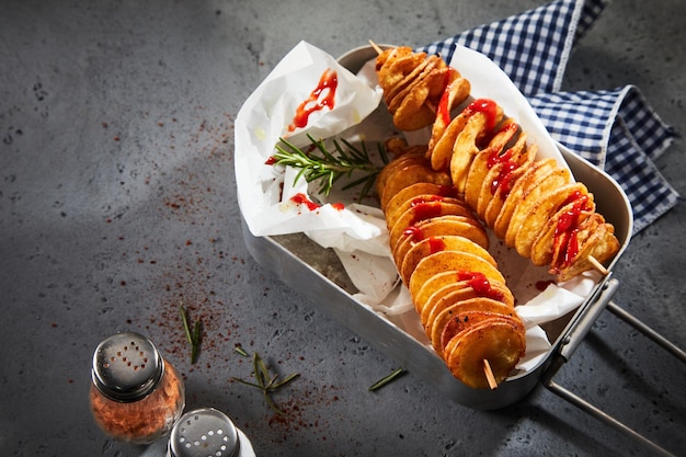 Krokante twist-aardappelen geserveerd op tafel