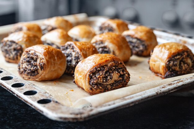 Krokante versgebakken koekjes met maanzaad op een bakplaat