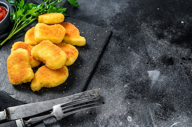 Krokante zelfgemaakte gebakken kipnuggets.