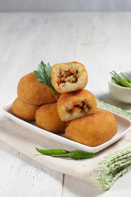 Kroket kentang 또는 croquette는 감자와 다른 야채로 만든 전통 간식입니다.