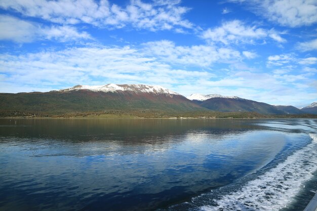 Kromme lijn van water schuim op de achtersteven van cruiseschip cruisen het Beaglekanaal, Patagonië, Argentinië