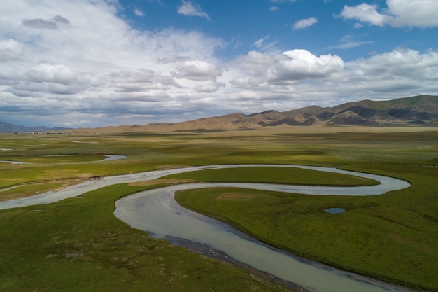 Kronkelende rivier in de vallei, vogelperspectief