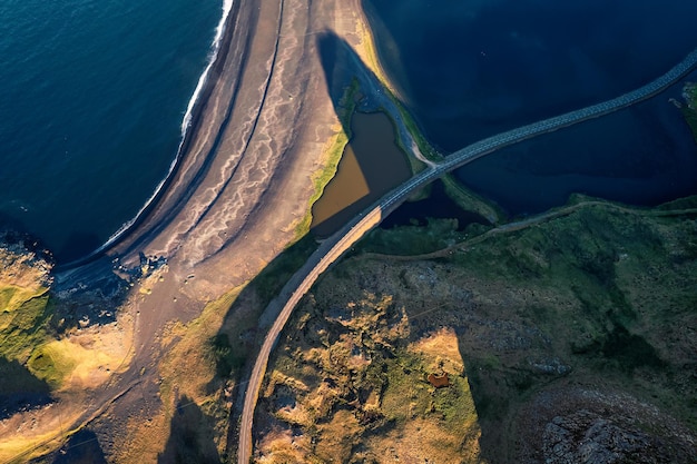 Kronkelende snelweg op ruig geologisch gebied door het Atlantische schiereiland in de zomer in IJsland