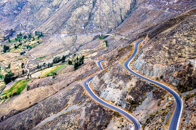 Kronkelende weg in de Colca Canyon in Peru