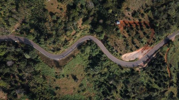 Kronkelende weg op de berg bij chianng rai Thailand bovenaanzicht vanuit de lucht