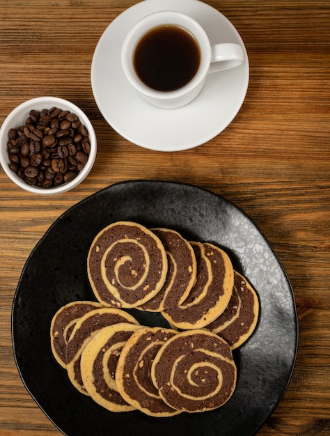 Kruid kaneelkoekje met chocolade, schil en noten die op houten achtergrond vullen. bruine en witte ronde zachte koekjes, koekjes met gembermelasse, kerst gingersnap