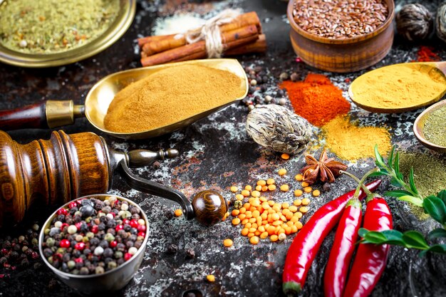 Foto kruiden en specerijen op een houten tafel